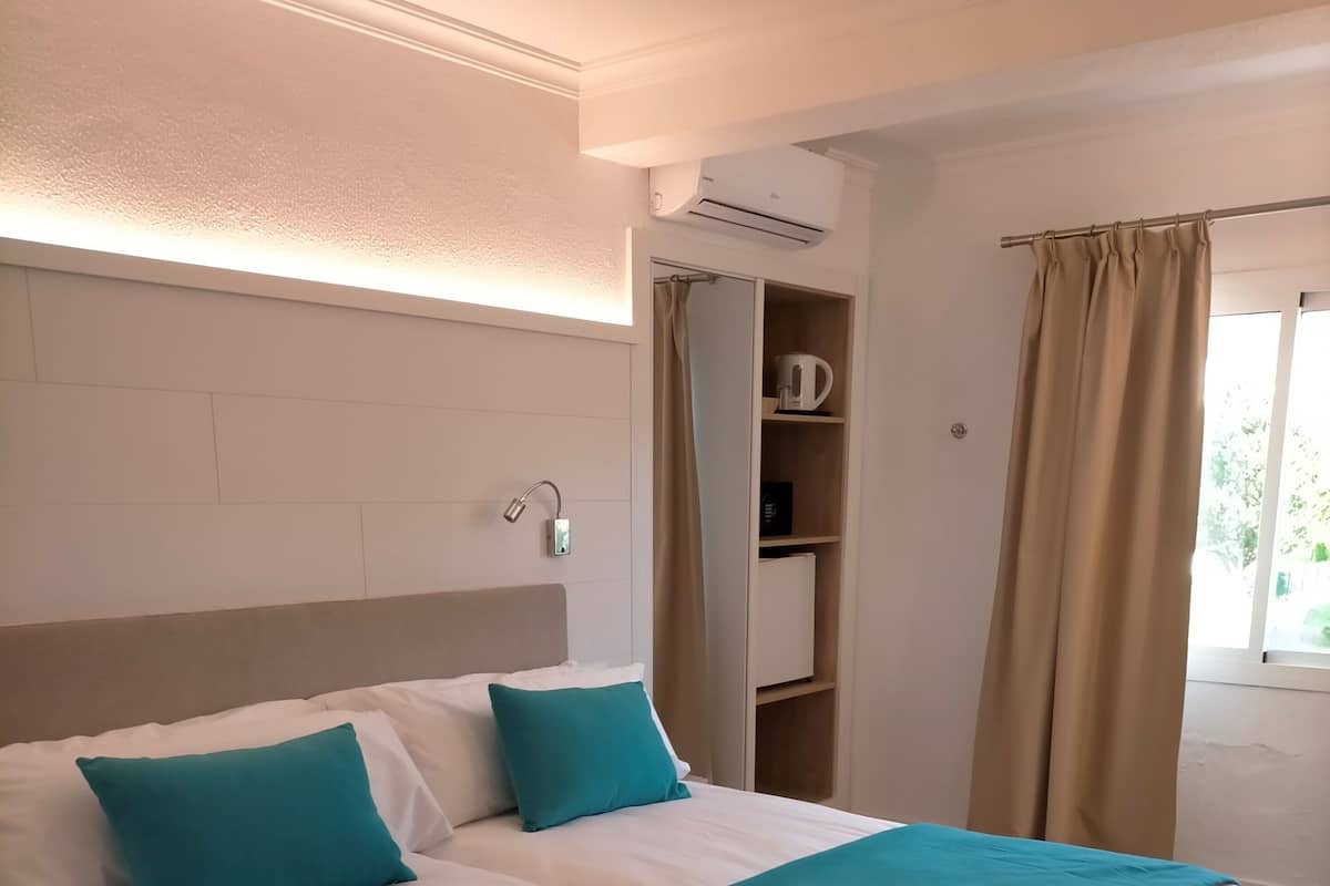 Standard Twin Room, Mountain View | In-room safe, desk, laptop workspace, WiFi (free)
