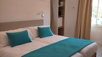 Quarto duplo standard, vista para a montanha | Cofres nos quartos, escrivaninha, espaço de trabalho para notebook