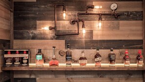 Un espace bar avec des lambris en bois et des tuyaux apparents.