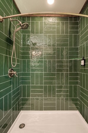 Een douche, een haardroger, handdoeken