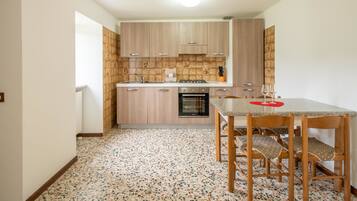 Réfrigérateur, four, lave-vaisselle, chaise haute