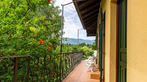 Ein Balkon mit Blick auf üppige Grünflächen und Berge.