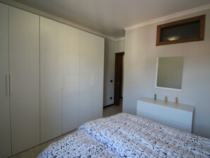 2 bedrooms, iron/ironing board, WiFi