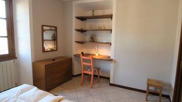 2 bedrooms, iron/ironing board, WiFi