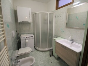 Hårføner og håndklær