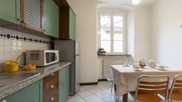 Kühlschrank, Ofen, Kochgeschirr/Geschirr/Besteck