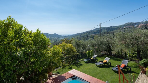 Un espace aménagé au bord de la piscine, avec des chaises longues et une terrasse en bois.
