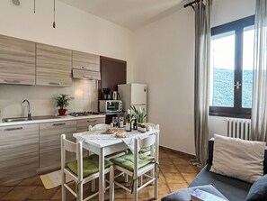 Refrigerador, tostadora, utensilios de cocina y comedor 
