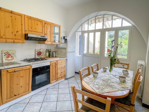 Kühlschrank, Ofen, Geschirrspüler, Toaster