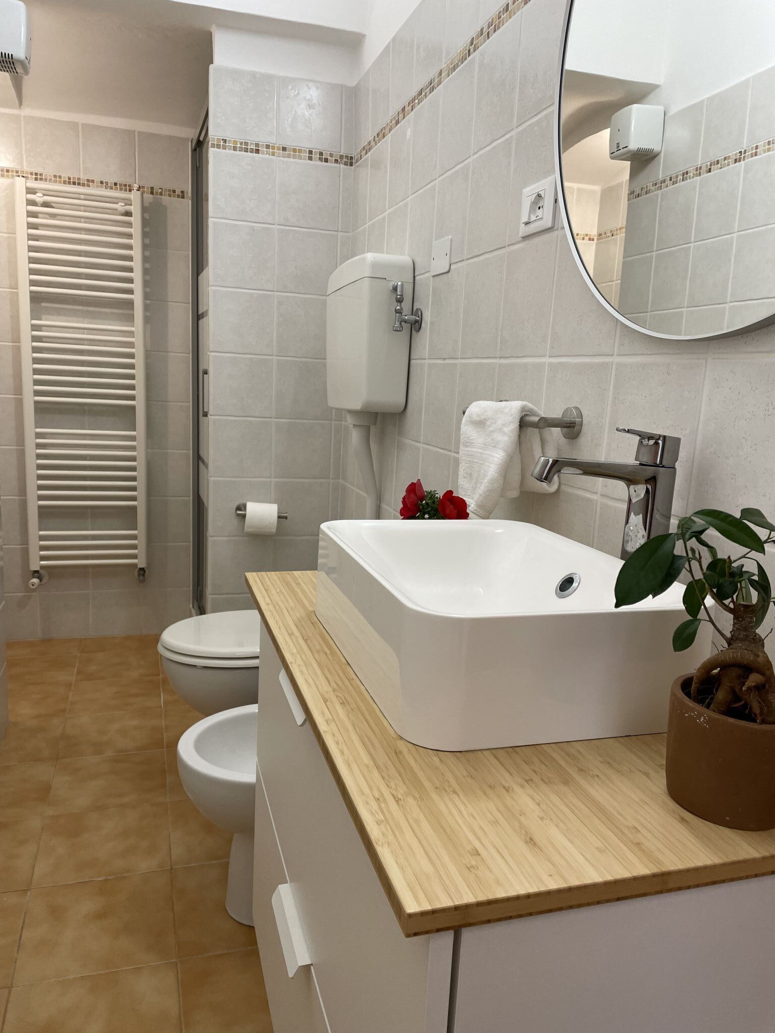 Une salle de bain moderne avec une baignoire sur pieds, des toilettes et un espace douche.