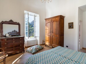 3 多间卧室、办公桌、上网接入