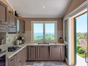 Refrigerador, horno, lavavajillas, utensilios de cocina