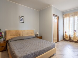 2 slaapkamers, een bureau, een strijkplank/strijkijzer, wifi