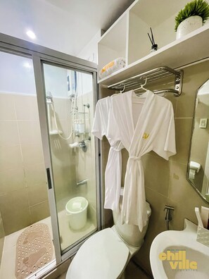 Leilighet – classic, balkong, bassengutsikt | Bad | Dusj, regndusjhode, badekåper og tøfler