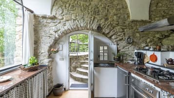 Kühlschrank, Ofen, Geschirrspüler, Kochgeschirr/Geschirr/Besteck