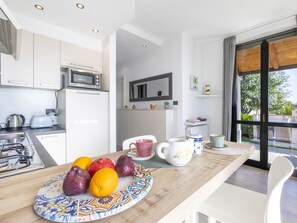 Refrigerador, lavavajillas, utensilios de cocina