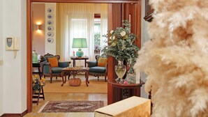 A cozy living room with a sofa, coffee table, and decorative items. - Villa Gisi (Fiumicino)
