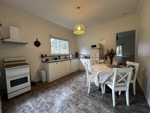 Private kitchen - The Daylesford: Cosy Cottage. (Daylesford)