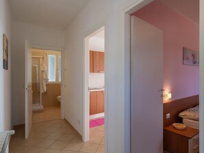 1 slaapkamer, een bureau, internet