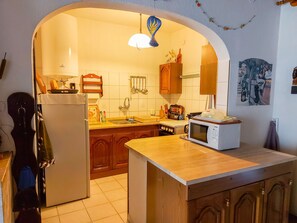 Kjøleskap, mikrobølgeovn, ovn og kjøkkenutstyr