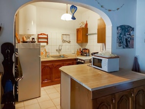 Refrigerador, microondas, horno y utensilios de cocina 