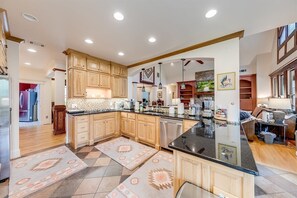 Fridge, microwave, oven, stovetop - Soque River Sanctuary – Scenic Retreat with Rive (Demorest)