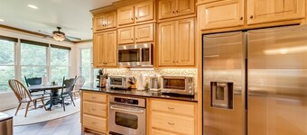 Soque River Sanctuary – Scenic Retreat with River Access & Game Room