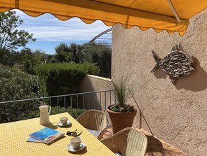 Outdoor dining - La Maison bleue by Interhome (Grimaud)