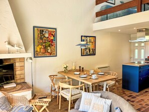 TV, fireplace - La Maison bleue by Interhome (Grimaud)