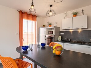 Kühlschrank, Mikrowelle, Ofen, Geschirrspüler