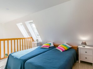 1 slaapkamer, een bureau, internet