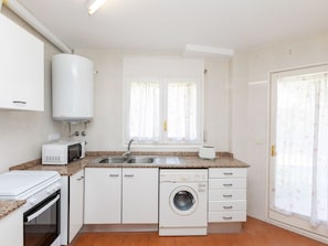 Kühlschrank, Mikrowelle, Ofen, Kochgeschirr/Geschirr/Besteck