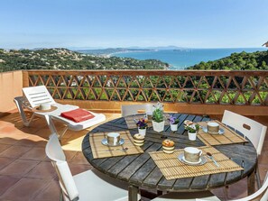 A round wooden table with a view of the sea and hills. - Xarmada Guillermo by Interhome (Begur)