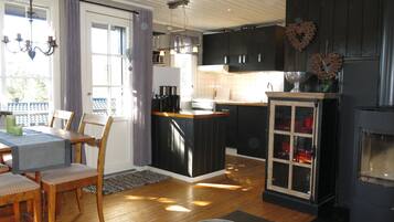 Frigorífico, horno, lavavajillas y utensilios de cocina