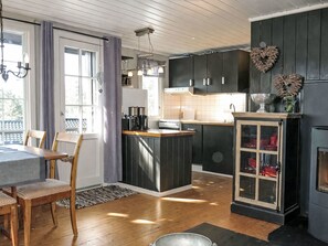 Fridge, oven, dishwasher, cookware/dishes/utensils