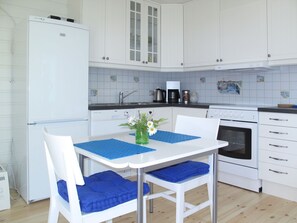 Fridge, oven, dishwasher, cookware/dishes/utensils
