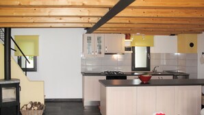 Une cuisine moderne dotée d’un îlot central, d’une cuisinière et d’un évier.