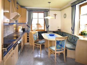 Fridge, oven, dishwasher, cookware/dishes/utensils