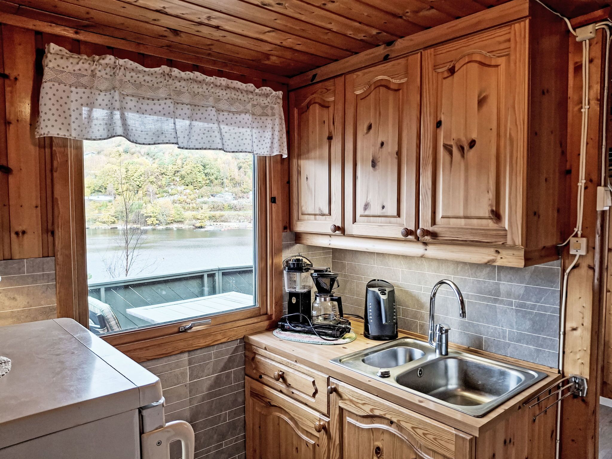 Frigorífic, forn, torradora i utensilis de cuina, vaixella i coberteria 