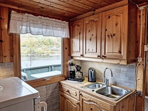 Køleskab, ovn, brødrister, køkkentøj/tallerkener/redskaber