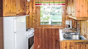 Refrigerador, horno, tostadora y utensilios de cocina