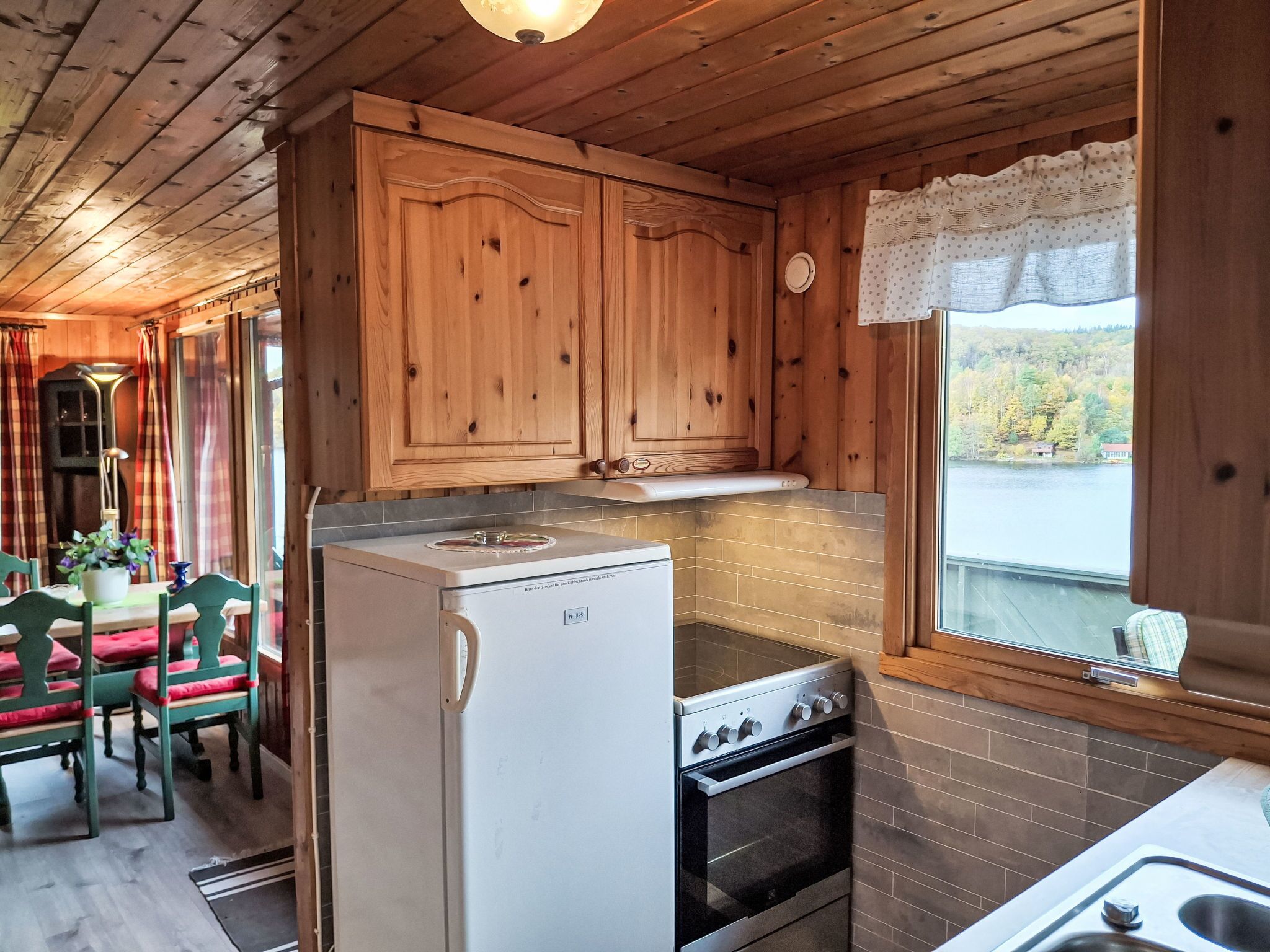 Kühlschrank, Ofen, Toaster, Kochgeschirr/Geschirr/Besteck