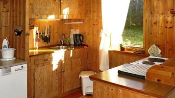 Fridge, oven, dishwasher, cookware/dishes/utensils