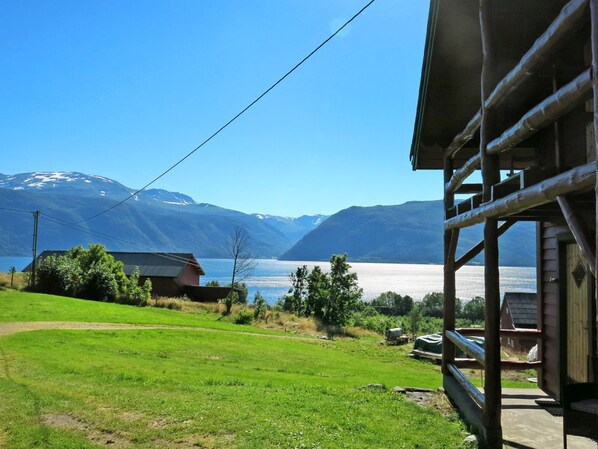 A wooden cabin with a view of a lake and mountains. - Målsnes by Interhome (Balestrand)