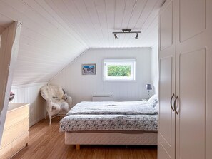 2 bedrooms, desk, Internet