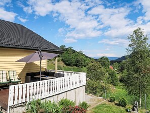 Outdoor dining - Gule huset by Interhome (Reksteren)