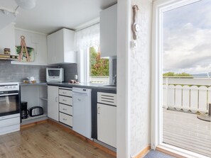 Jääkaappi, mikroaaltouuni, uuni, astianpesukone