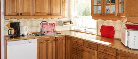 Réfrigérateur, four à micro-ondes, un four, lave-vaisselle