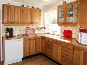 Fridge, microwave, oven, dishwasher - Bjørkeneset by Interhome (Uggdal)