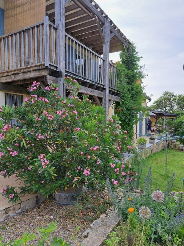 Property grounds - Gite Le Ciel, Cosy Appartement, large balcony, great view, shared pool (Val de Louyre et Caudeau)